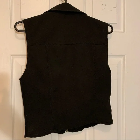 Le Chateau Black Vest with Sleeveless Design and Full-Length Zipper - Picture 4 of 4